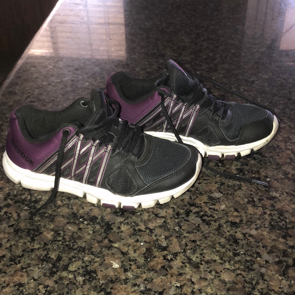 Reebok  size 6 women like new